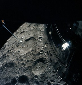 Apollo_13_passing_Moon